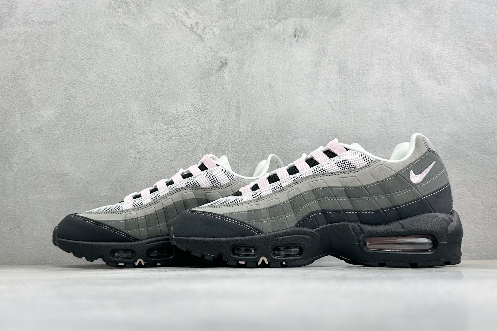 GS版NIKE AIR MAX 95 TT 气垫复古百搭休闲运动跑鞋 这双鞋采用前脚掌开窗式气垫 这种设计在当时是前所未 GS版NIKE AIR MAX 95 TT 气垫复古百搭休闲运动跑鞋 这双鞋采用前脚掌开窗式气垫 这种设计在当时是前所未
