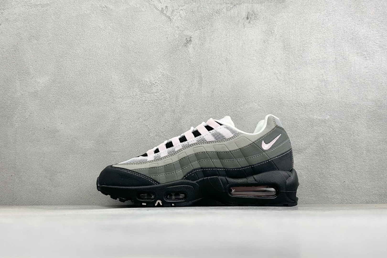 GS版NIKE AIR MAX 95 TT 气垫复古百搭休闲运动跑鞋 这双鞋采用前脚掌开窗式气垫 这种设计在当时是前所未