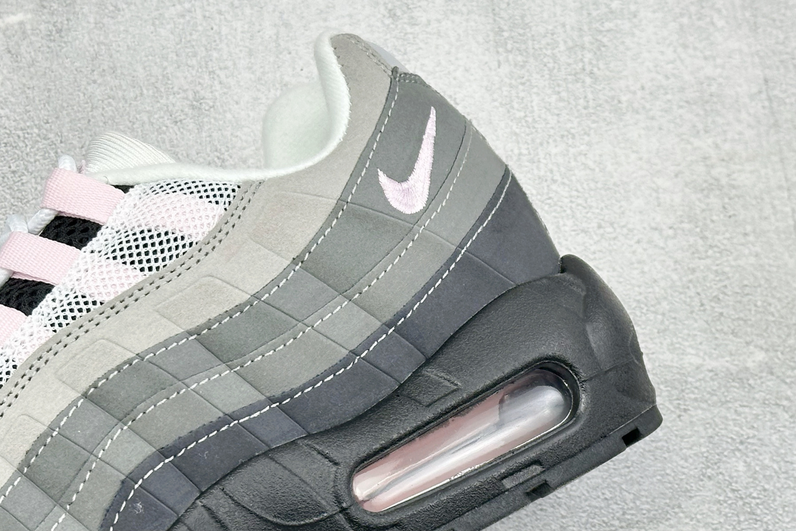 GS版NIKE AIR MAX 95 TT 气垫复古百搭休闲运动跑鞋 这双鞋采用前脚掌开窗式气垫 这种设计在当时是前所未 GS版NIKE AIR MAX 95 TT 气垫复古百搭休闲运动跑鞋 这双鞋采用前脚掌开窗式气垫 这种设计在当时是前所未