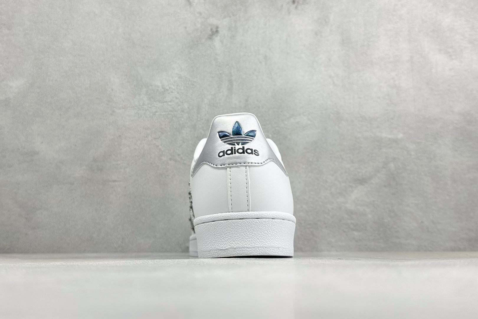 D版AD Originals Superstar 贝壳头板鞋 采用全新头层拼接皮革材质 后跟采用特色3D立体印字 渠道正 D版AD Originals Superstar 贝壳头板鞋 采用全新头层拼接皮革材质 后跟采用特色3D立体印字 渠道正