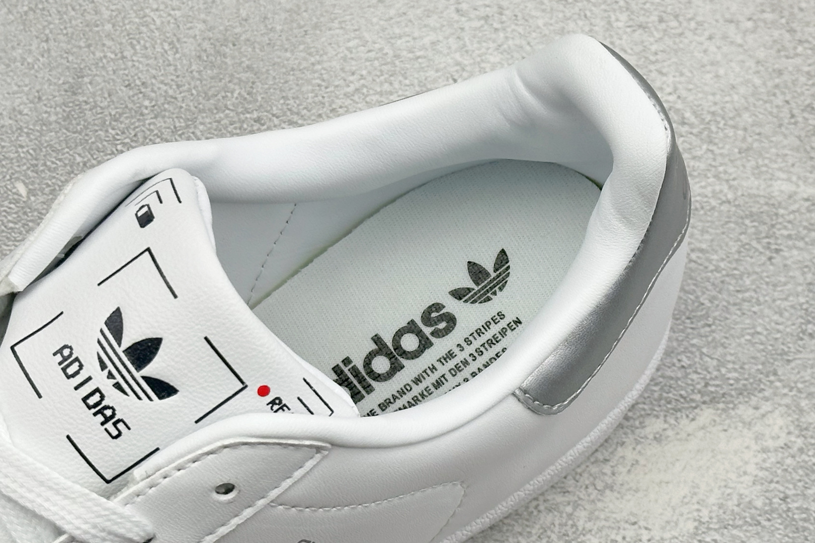 D版AD Originals Superstar 贝壳头板鞋 采用全新头层拼接皮革材质 后跟采用特色3D立体印字 渠道正 D版AD Originals Superstar 贝壳头板鞋 采用全新头层拼接皮革材质 后跟采用特色3D立体印字 渠道正