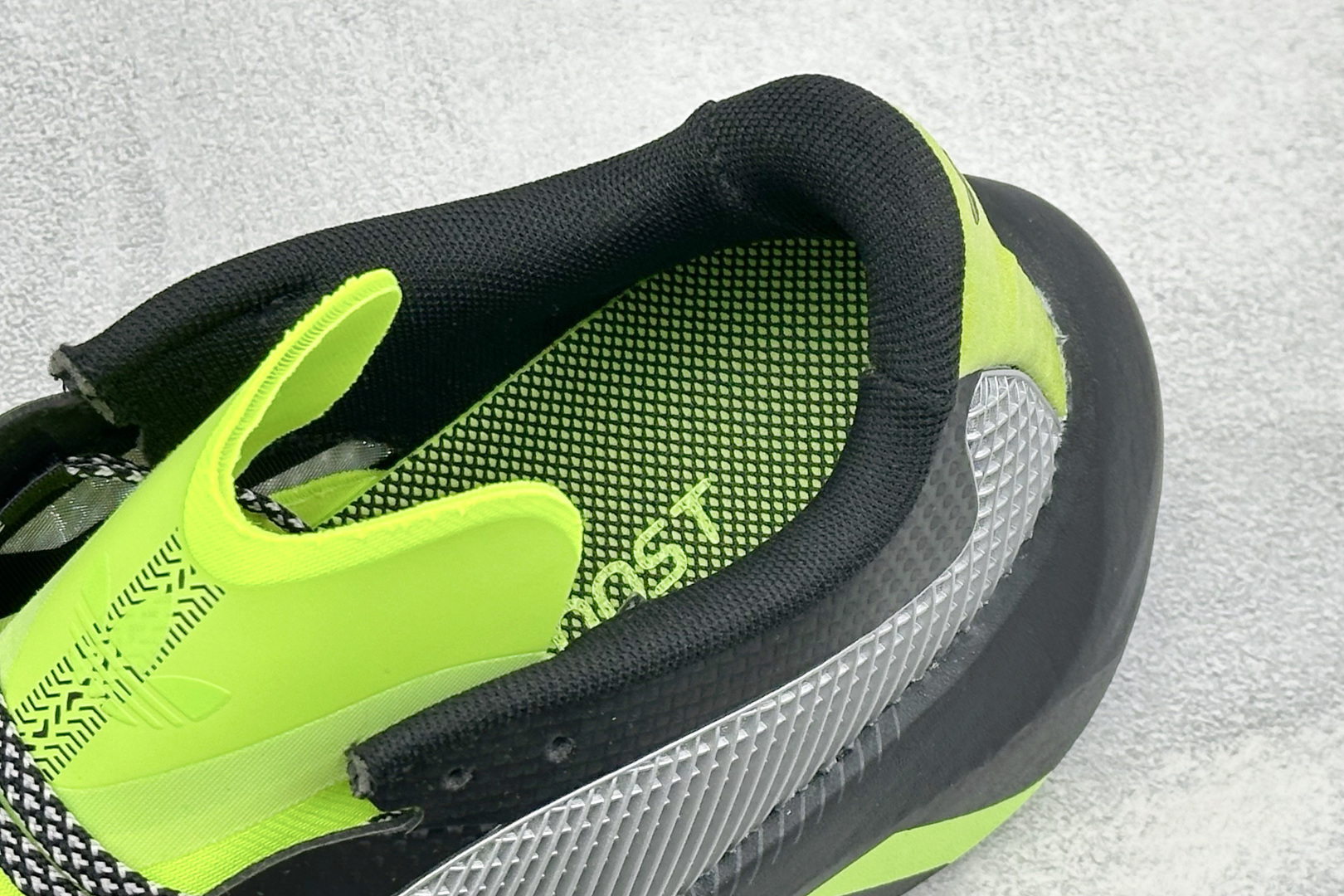 JF版AD Hyper Boost Edge M 轻量竞速运动跑鞋 CELERMESH针织网面非常轻薄 纤维间的缝隙很大