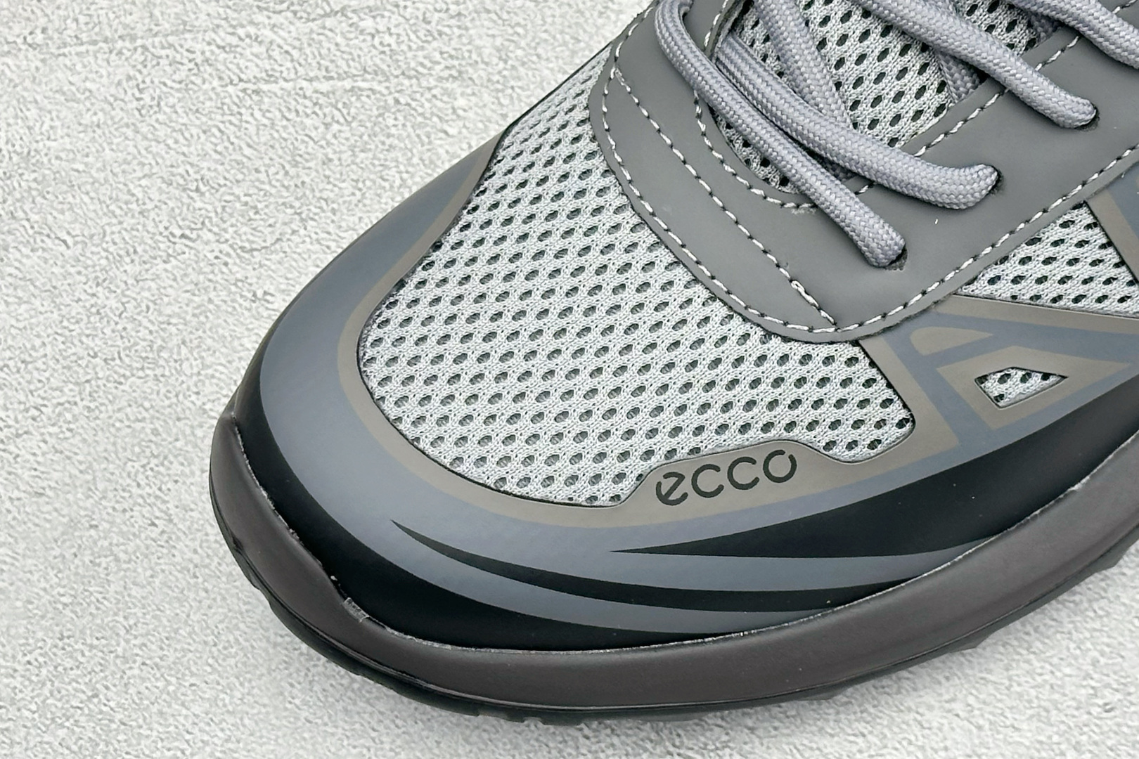 ECCO爱步 秋季运动鞋潮酷时尚跑步鞋街头户外系列 鞋面采用优质网布与皮质贴片手工制成，舒适透气肌肤，亲肤内里，透气性能