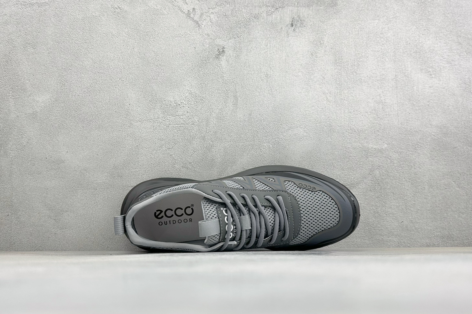 ECCO爱步 秋季运动鞋潮酷时尚跑步鞋街头户外系列 鞋面采用优质网布与皮质贴片手工制成，舒适透气肌肤，亲肤内里，透气性能