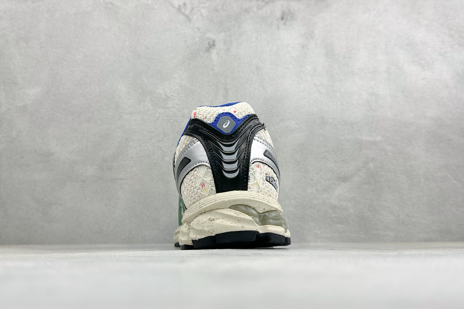 Asics Gel-Nimbus 12.1 亚瑟士复古透气休闲鞋缓震男子耐磨跑步鞋 #鞋面采用无缝线鞋面，贴合脚型，穿着