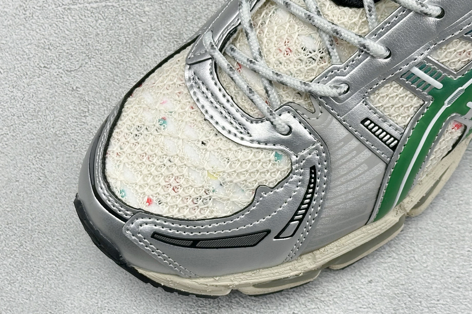Asics Gel-Nimbus 12.1 亚瑟士复古透气休闲鞋缓震男子耐磨跑步鞋 #鞋面采用无缝线鞋面，贴合脚型，穿着