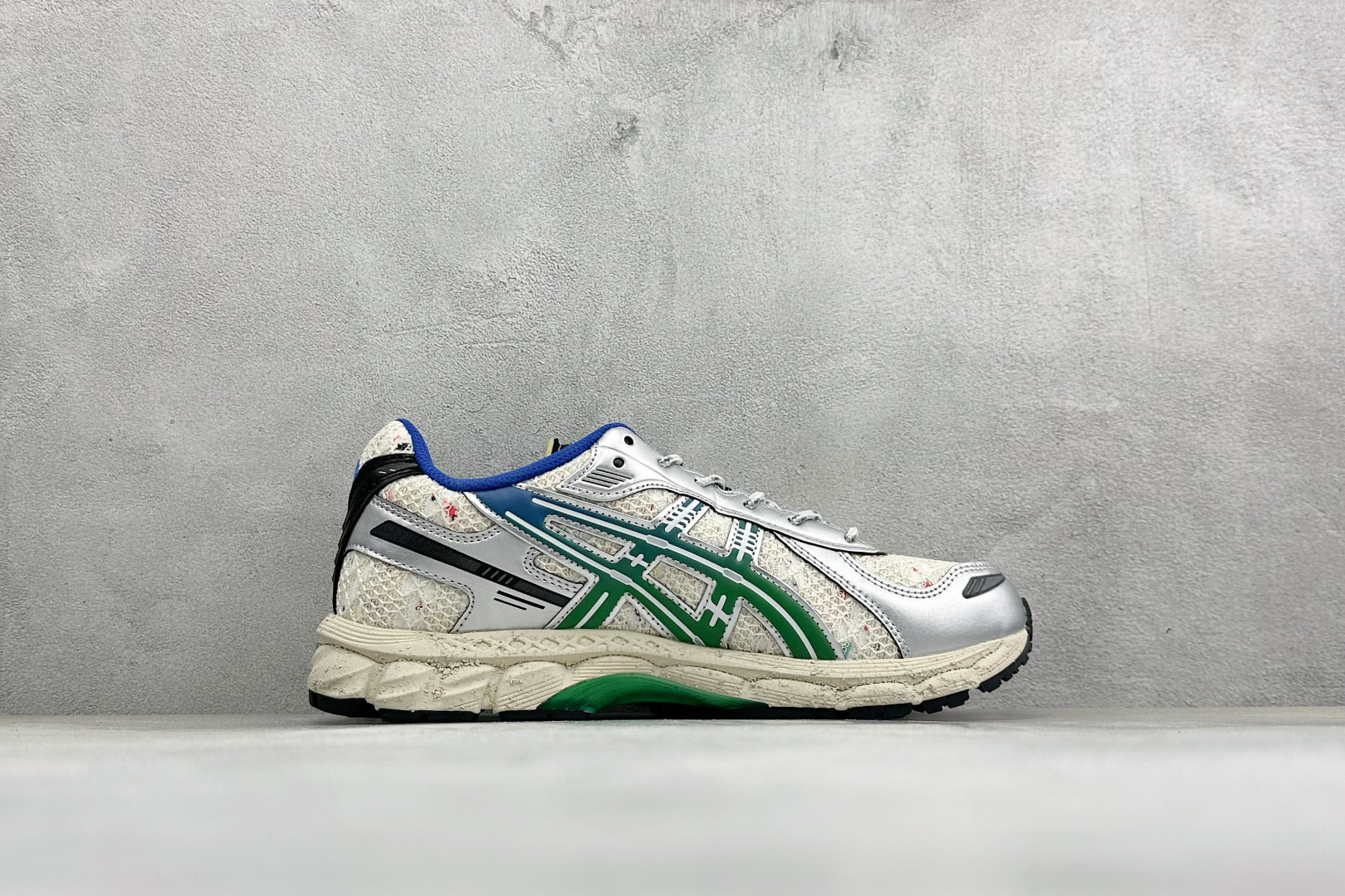 Asics Gel-Nimbus 12.1 亚瑟士复古透气休闲鞋缓震男子耐磨跑步鞋 #鞋面采用无缝线鞋面，贴合脚型，穿着