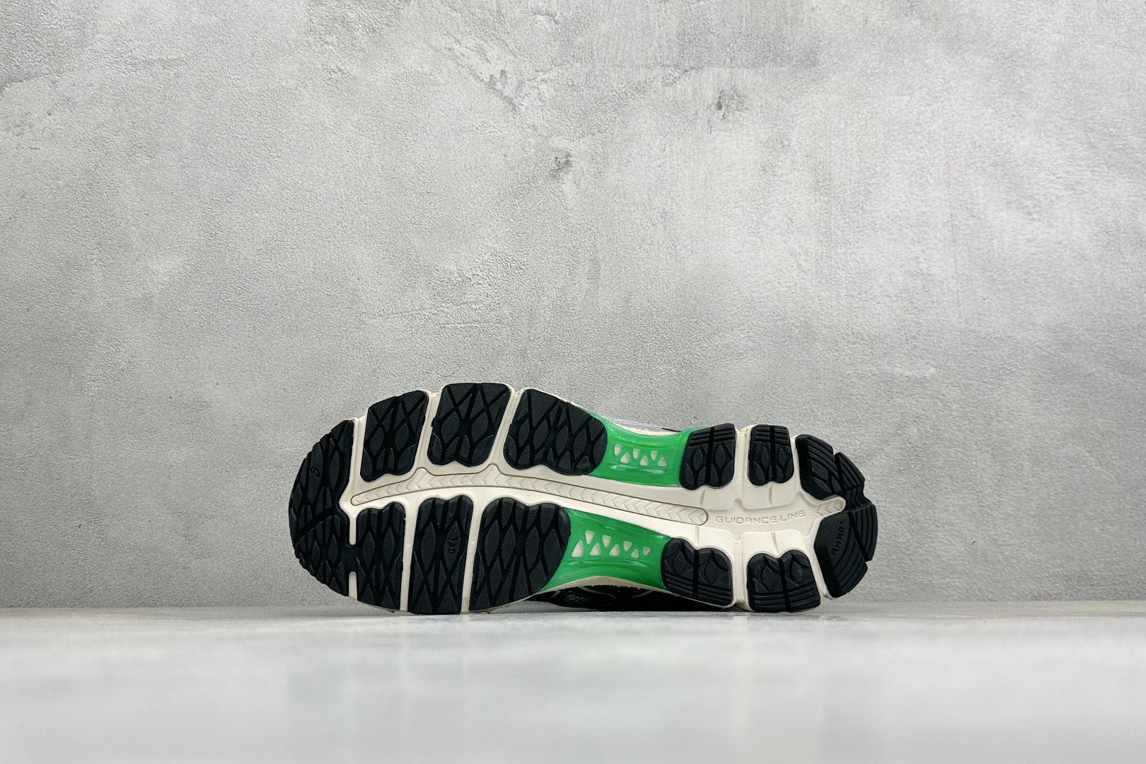 Asics Gel-Nimbus 12.1 亚瑟士复古透气休闲鞋缓震男子耐磨跑步鞋 #鞋面采用无缝线鞋面，贴合脚型，穿着