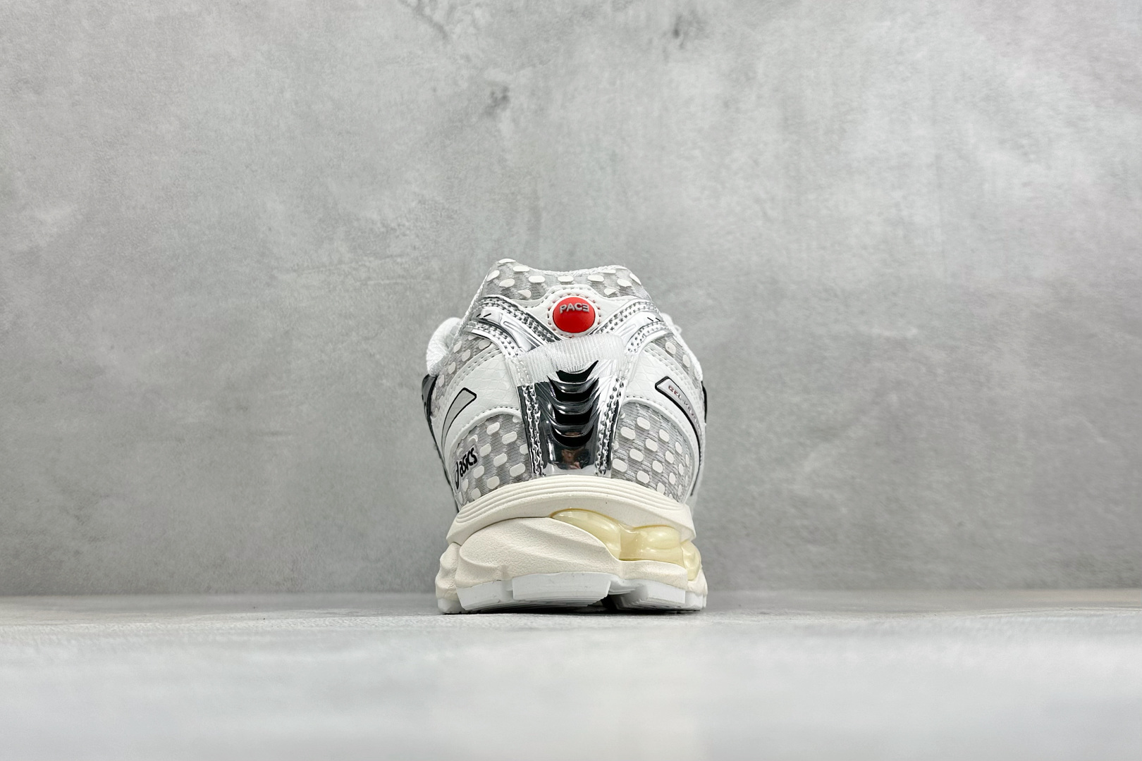 Asics Gel-Nimbus 12.1 亚瑟士复古透气休闲鞋缓震男子耐磨跑步鞋 #鞋面采用无缝线鞋面，贴合脚型，穿着