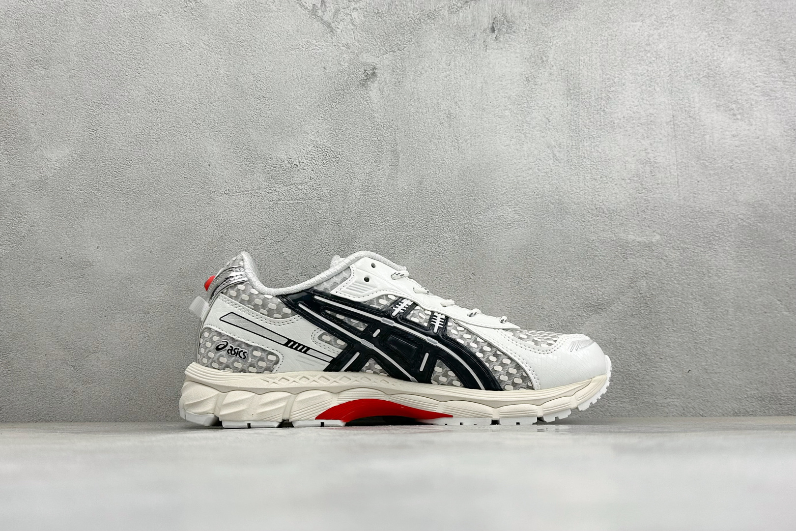 Asics Gel-Nimbus 12.1 亚瑟士复古透气休闲鞋缓震男子耐磨跑步鞋 #鞋面采用无缝线鞋面，贴合脚型，穿着