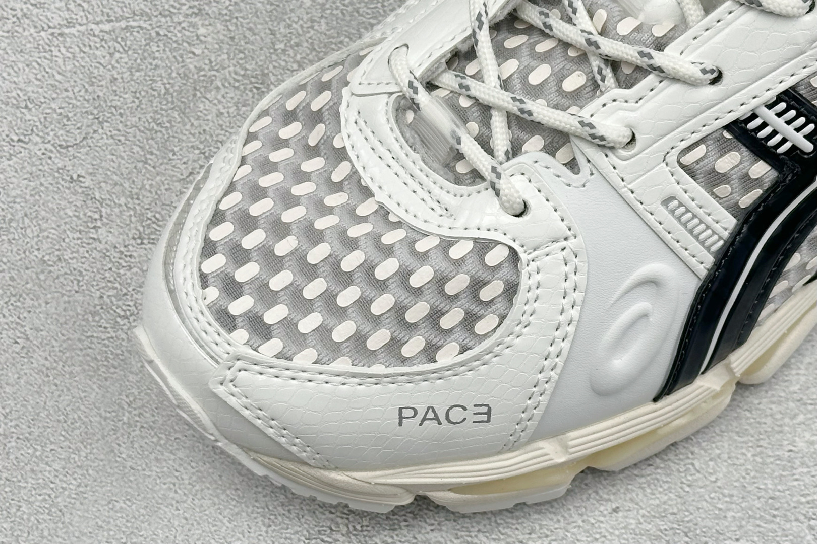 Asics Gel-Nimbus 12.1 亚瑟士复古透气休闲鞋缓震男子耐磨跑步鞋 #鞋面采用无缝线鞋面，贴合脚型，穿着