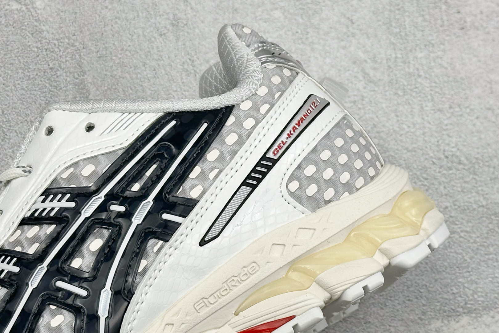 Asics Gel-Nimbus 12.1 亚瑟士复古透气休闲鞋缓震男子耐磨跑步鞋 #鞋面采用无缝线鞋面，贴合脚型，穿着
