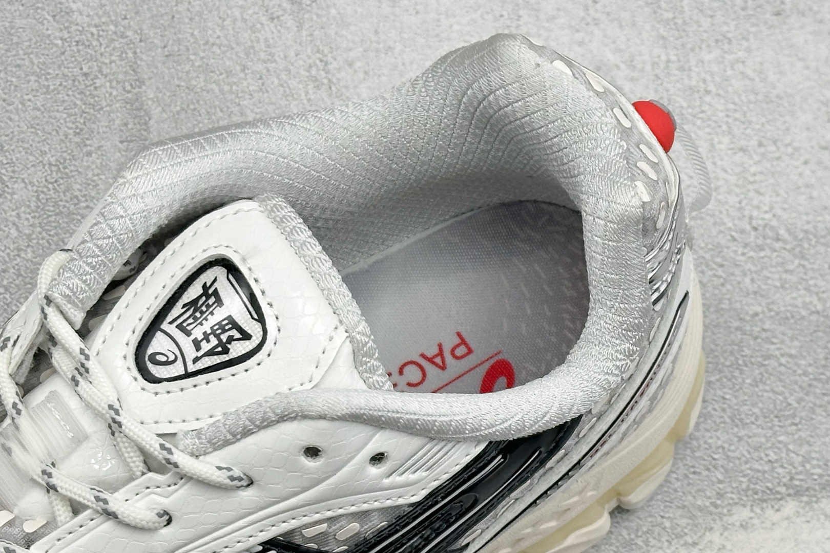 Asics Gel-Nimbus 12.1 亚瑟士复古透气休闲鞋缓震男子耐磨跑步鞋 #鞋面采用无缝线鞋面，贴合脚型，穿着