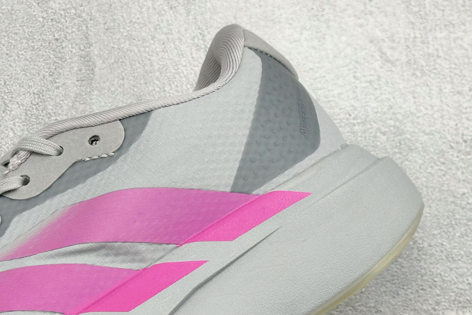 BF版Adidas Adizero Evo SL 阿迪达斯 舒适百搭防滑耐磨 低帮休闲跑步鞋 中底配置方面搭载全掌Lig