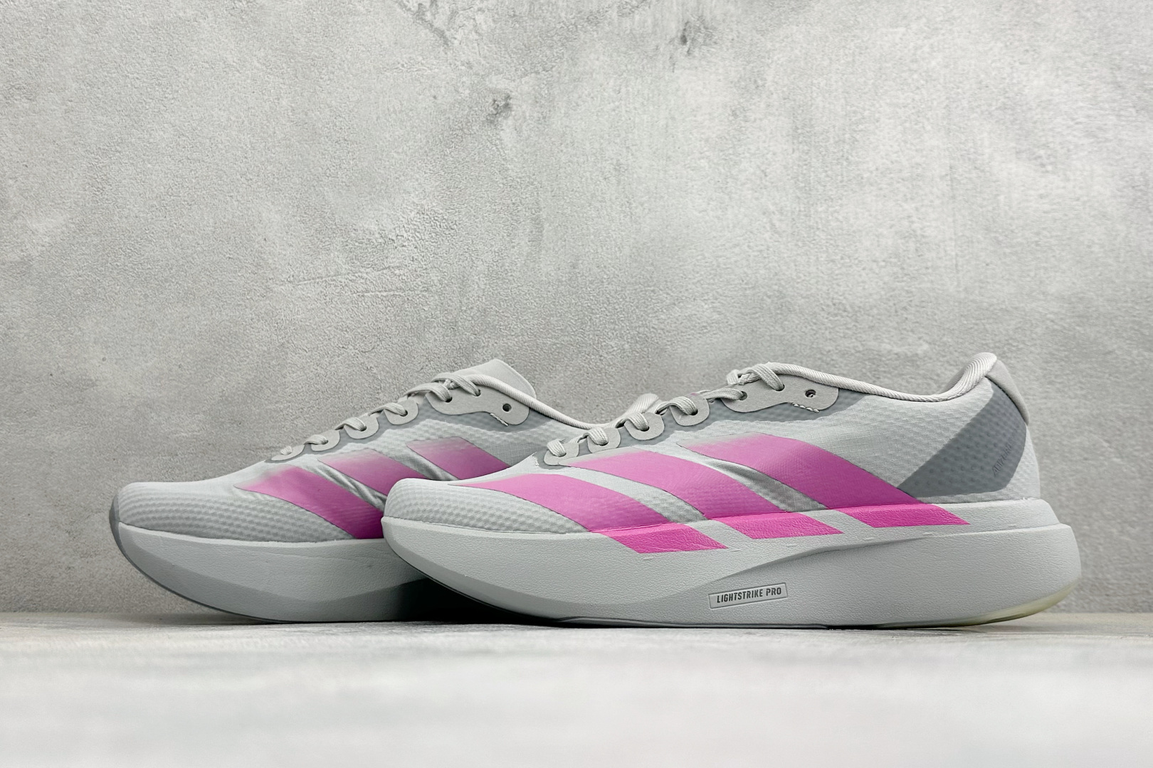 BF版Adidas Adizero Evo SL 阿迪达斯 舒适百搭防滑耐磨 低帮休闲跑步鞋 中底配置方面搭载全掌Lig