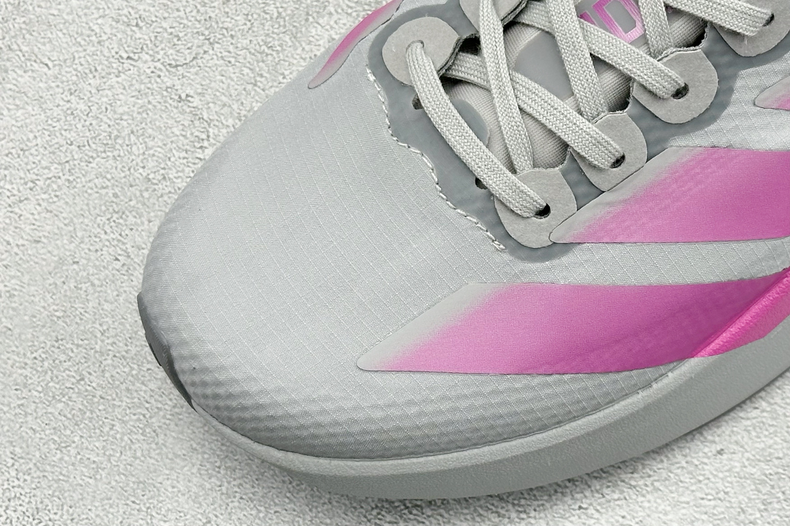 BF版Adidas Adizero Evo SL 阿迪达斯 舒适百搭防滑耐磨 低帮休闲跑步鞋 中底配置方面搭载全掌Lig