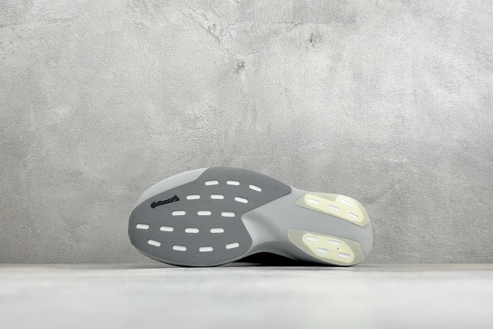 BF版Adidas Adizero Evo SL 阿迪达斯 舒适百搭防滑耐磨 低帮休闲跑步鞋 中底配置方面搭载全掌Lig
