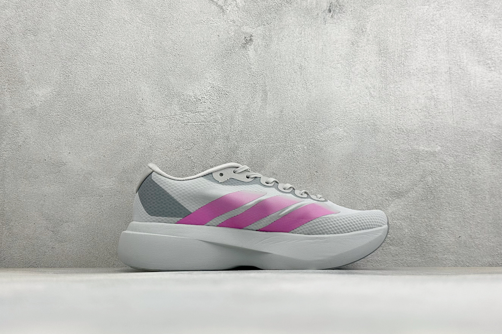 BF版Adidas Adizero Evo SL 阿迪达斯 舒适百搭防滑耐磨 低帮休闲跑步鞋 中底配置方面搭载全掌Lig
