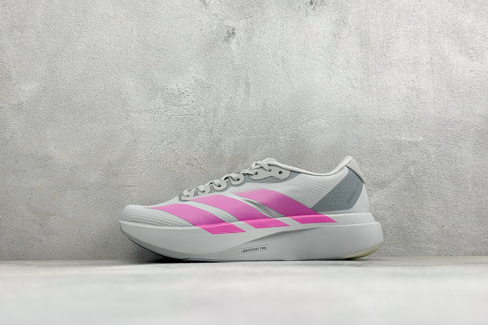 BF版Adidas Adizero Evo SL 阿迪达斯 舒适百搭防滑耐磨 低帮休闲跑步鞋 中底配置方面搭载全掌Lig
