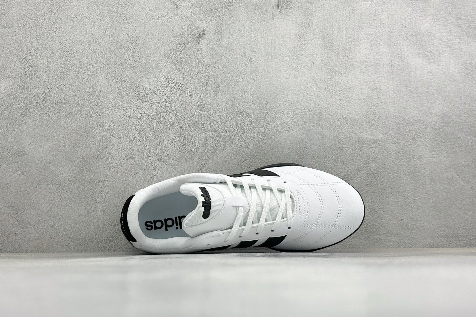 BF版Adidas Trainers 赛车跆拳道二代 阿迪经典复古慢跑鞋 鞋款采用舒爽尼龙鞋面、绒面革饰面和皮革细节等设