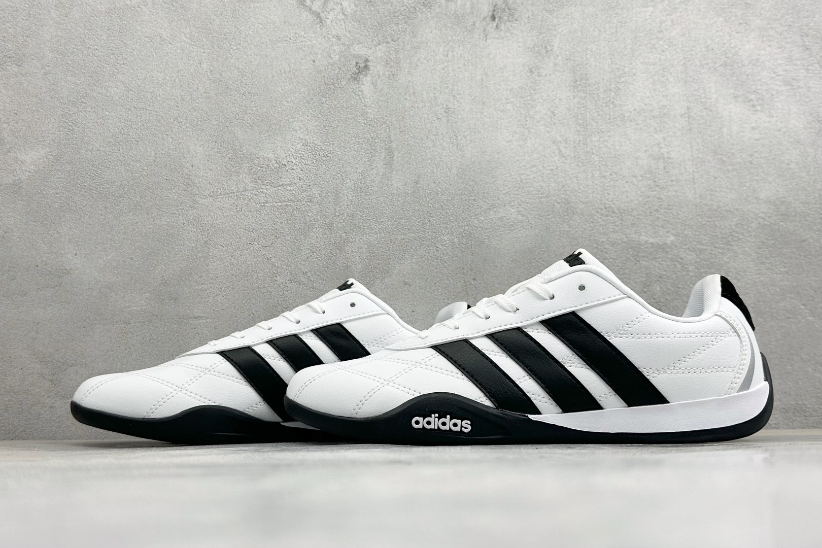 BF版Adidas Trainers 赛车跆拳道二代 阿迪经典复古慢跑鞋 鞋款采用舒爽尼龙鞋面、绒面革饰面和皮革细节等设
