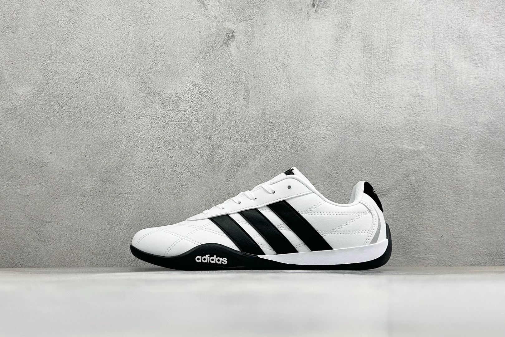 BF版Adidas Trainers 赛车跆拳道二代 阿迪经典复古慢跑鞋 鞋款采用舒爽尼龙鞋面、绒面革饰面和皮革细节等设