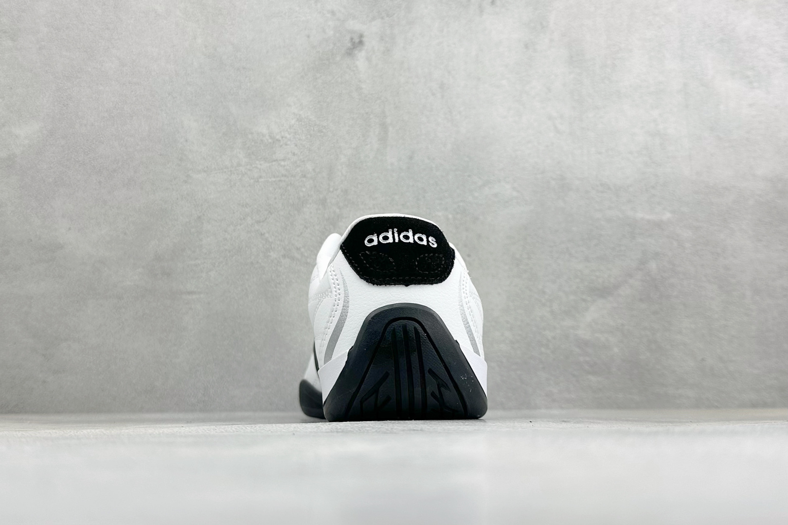 BF版Adidas Trainers 赛车跆拳道二代 阿迪经典复古慢跑鞋 鞋款采用舒爽尼龙鞋面、绒面革饰面和皮革细节等设