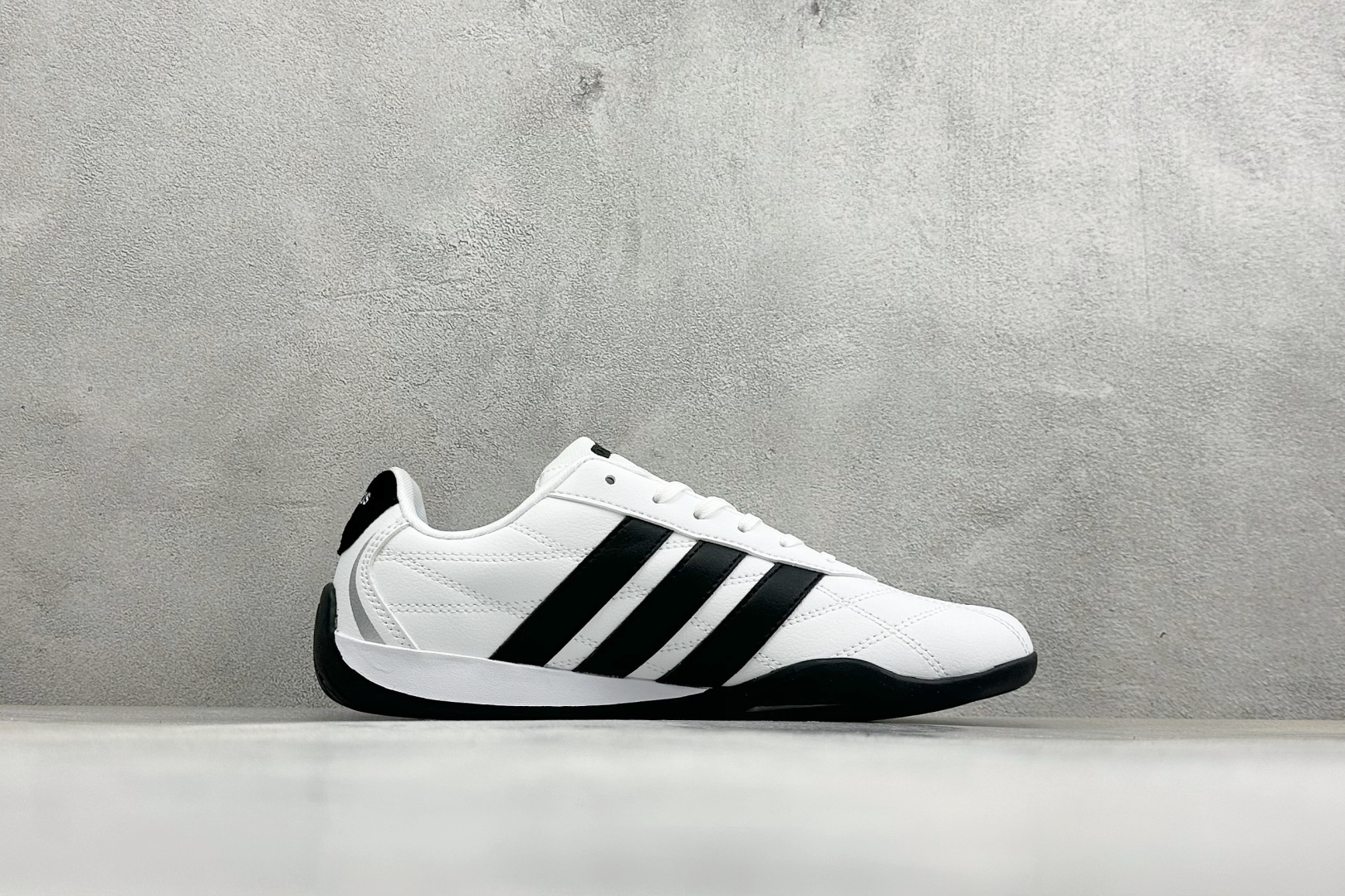 BF版Adidas Trainers 赛车跆拳道二代 阿迪经典复古慢跑鞋 鞋款采用舒爽尼龙鞋面、绒面革饰面和皮革细节等设