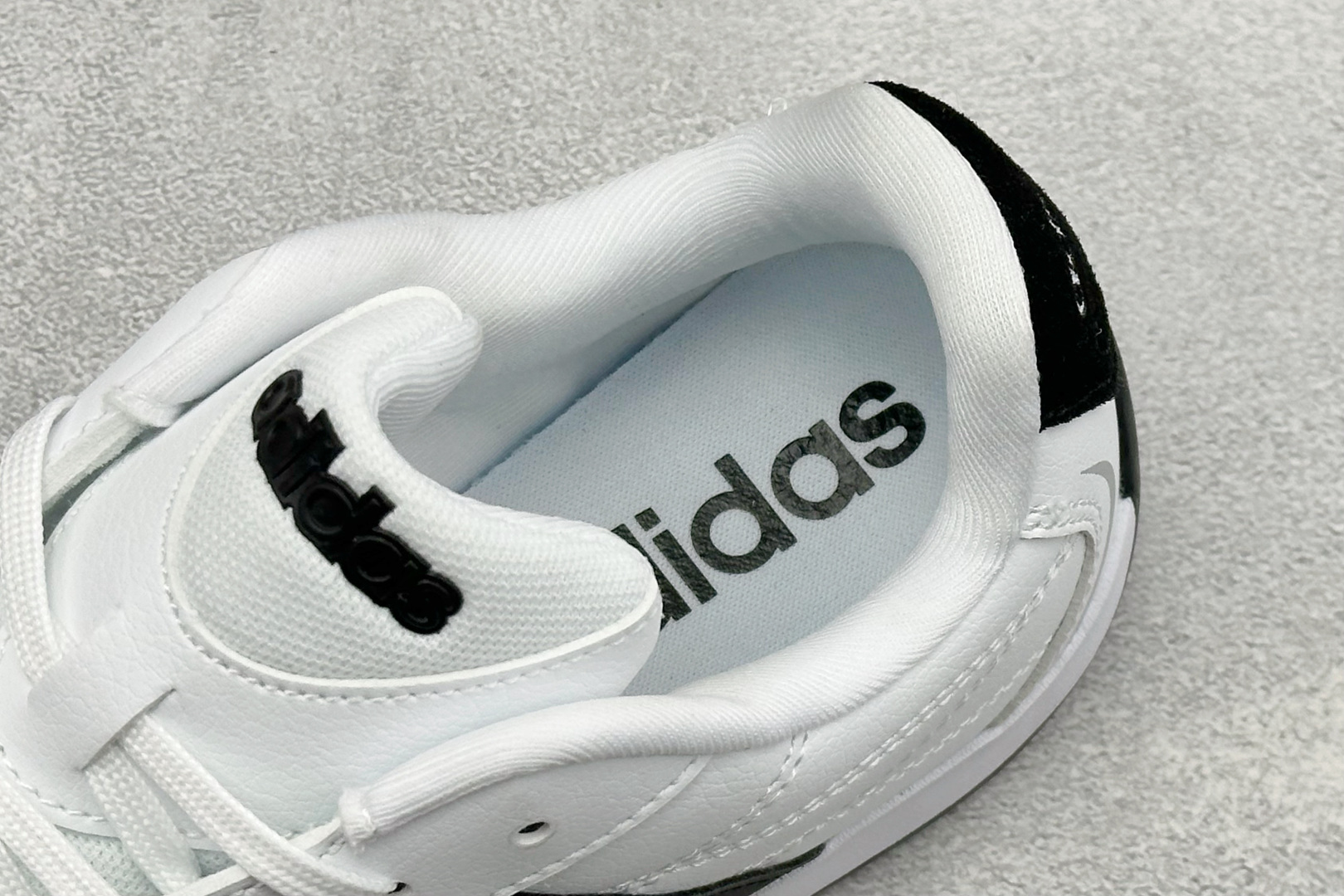 BF版Adidas Trainers 赛车跆拳道二代 阿迪经典复古慢跑鞋 鞋款采用舒爽尼龙鞋面、绒面革饰面和皮革细节等设