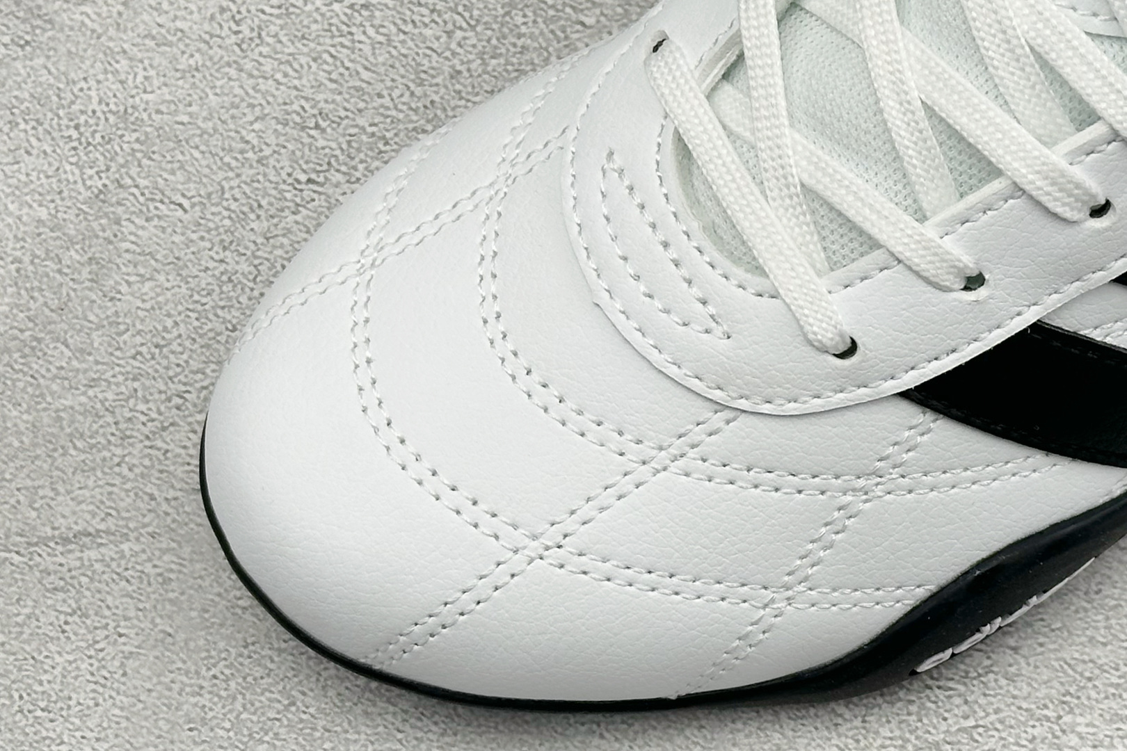 BF版Adidas Trainers 赛车跆拳道二代 阿迪经典复古慢跑鞋 鞋款采用舒爽尼龙鞋面、绒面革饰面和皮革细节等设