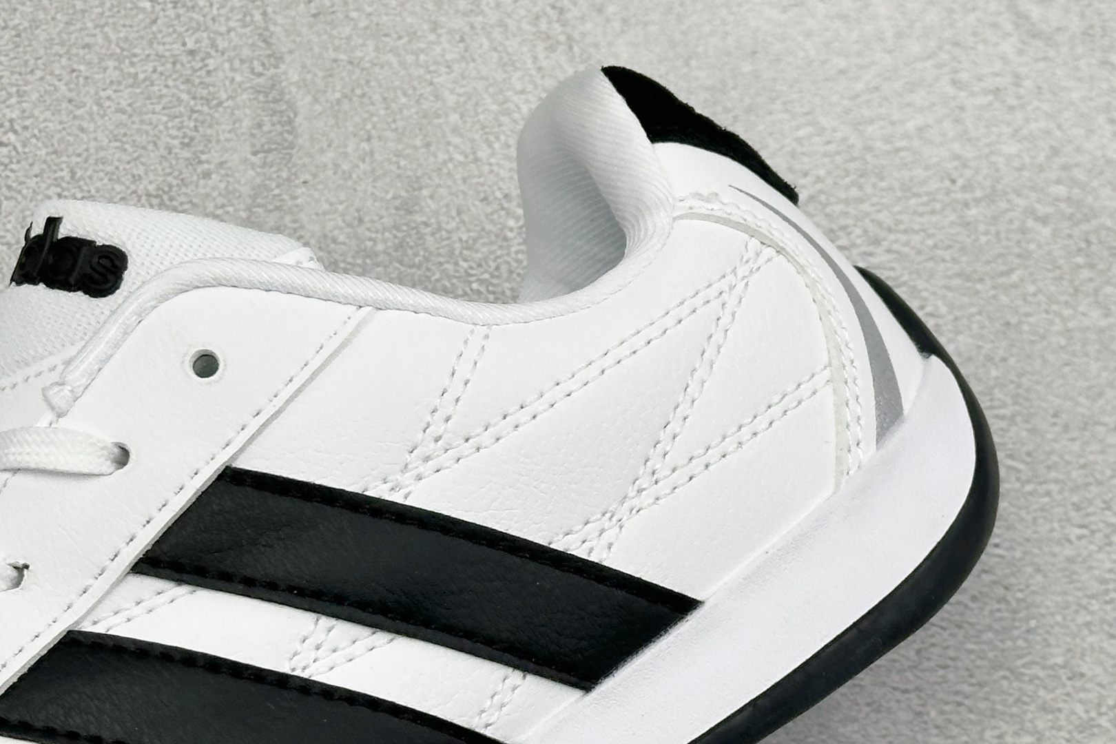 BF版Adidas Trainers 赛车跆拳道二代 阿迪经典复古慢跑鞋 鞋款采用舒爽尼龙鞋面、绒面革饰面和皮革细节等设