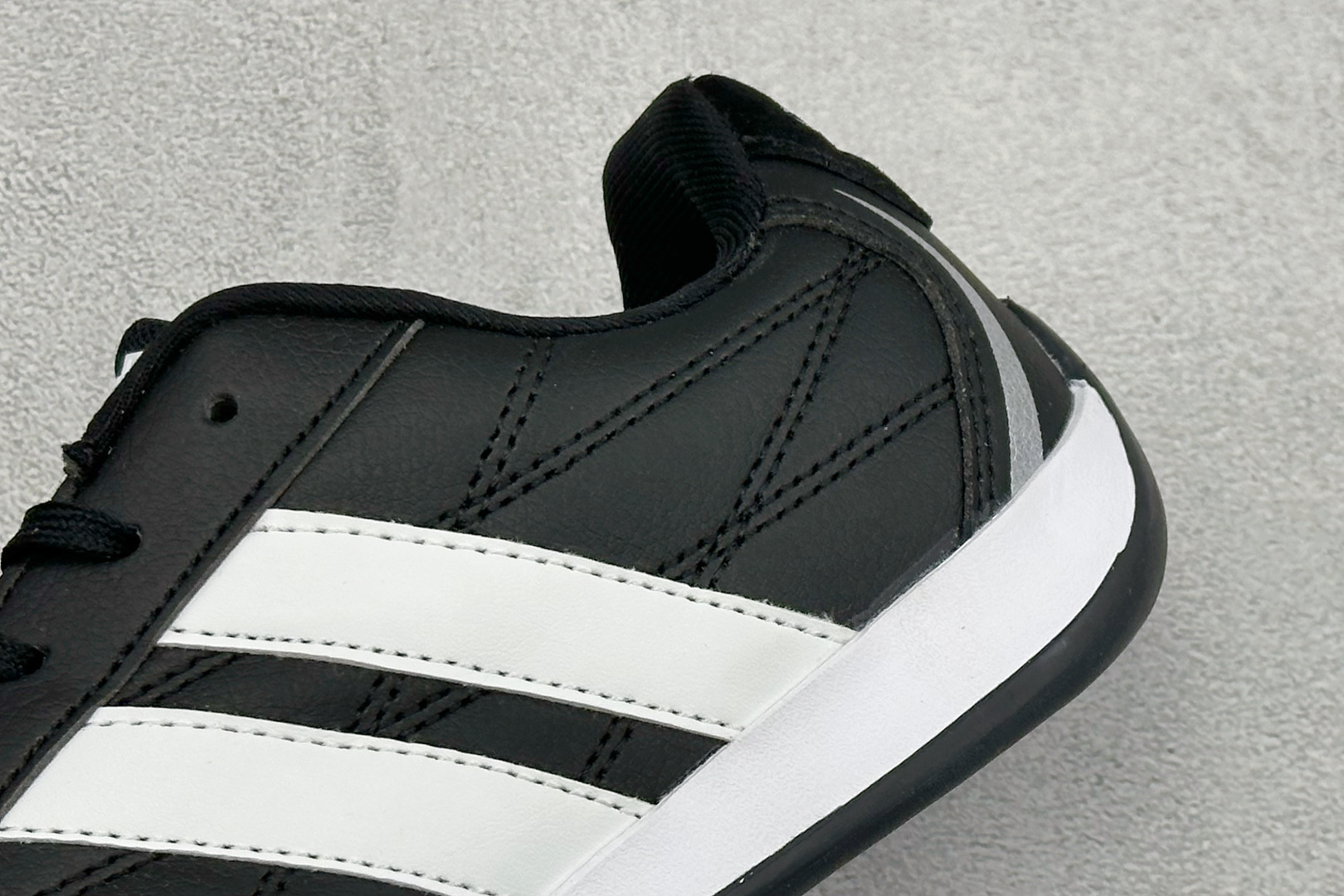 BF版Adidas Trainers 赛车跆拳道二代 阿迪经典复古慢跑鞋 鞋款采用舒爽尼龙鞋面、绒面革饰面和皮革细节等设
