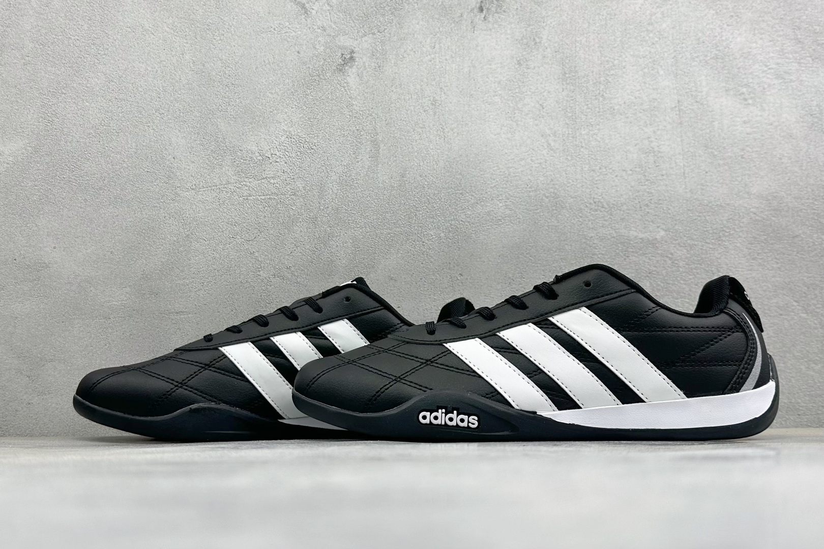 BF版Adidas Trainers 赛车跆拳道二代 阿迪经典复古慢跑鞋 鞋款采用舒爽尼龙鞋面、绒面革饰面和皮革细节等设