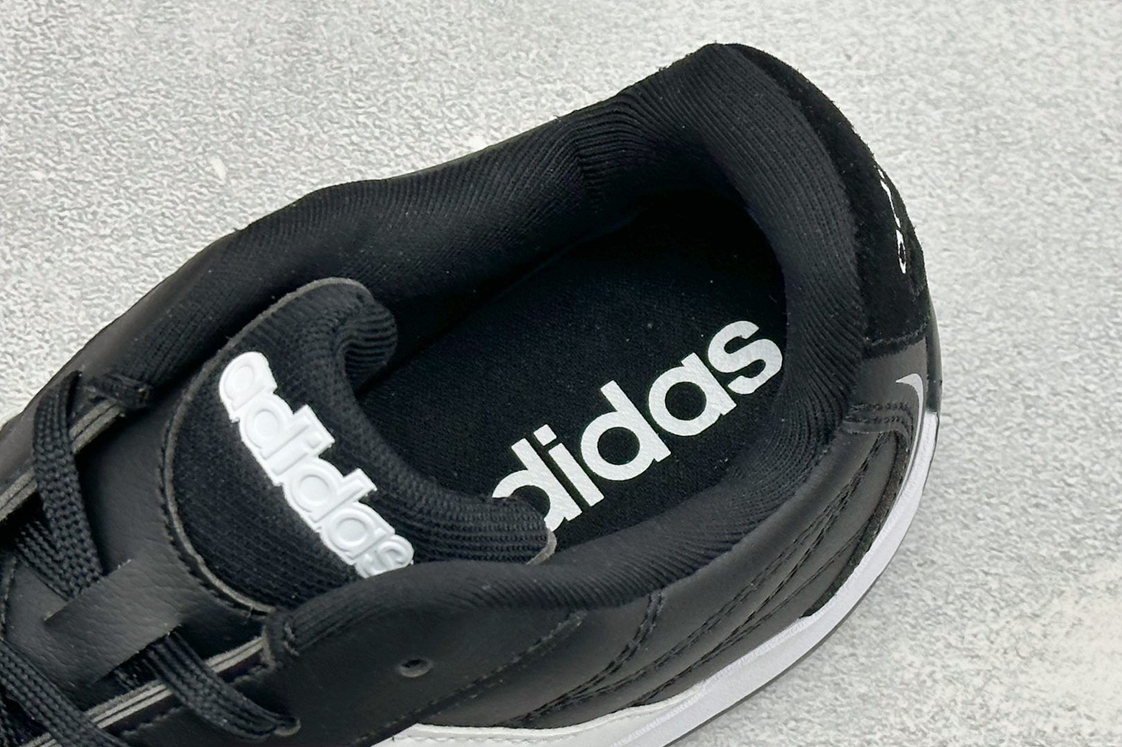 BF版Adidas Trainers 赛车跆拳道二代 阿迪经典复古慢跑鞋 鞋款采用舒爽尼龙鞋面、绒面革饰面和皮革细节等设