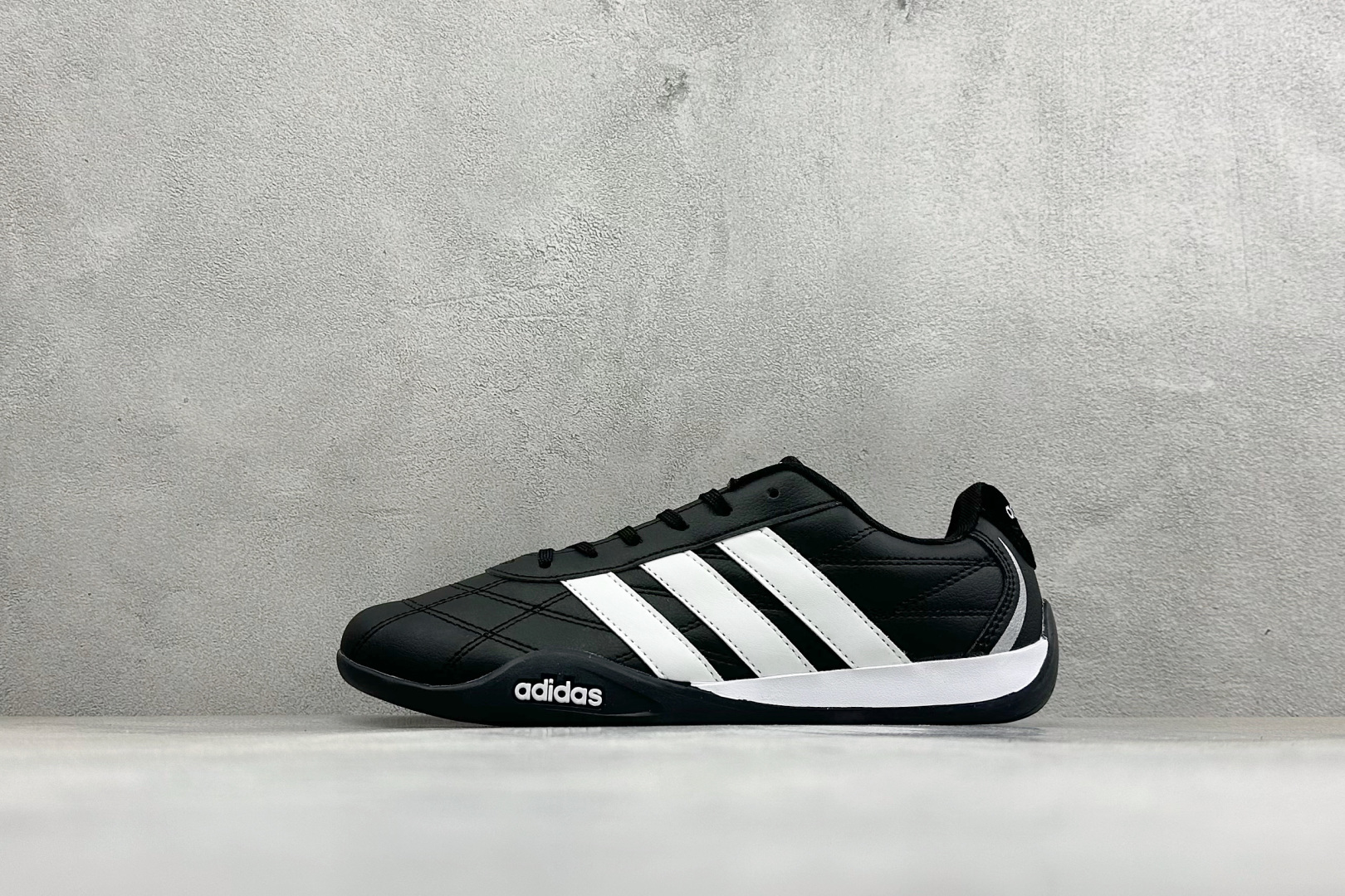 BF版Adidas Trainers 赛车跆拳道二代 阿迪经典复古慢跑鞋 鞋款采用舒爽尼龙鞋面、绒面革饰面和皮革细节等设
