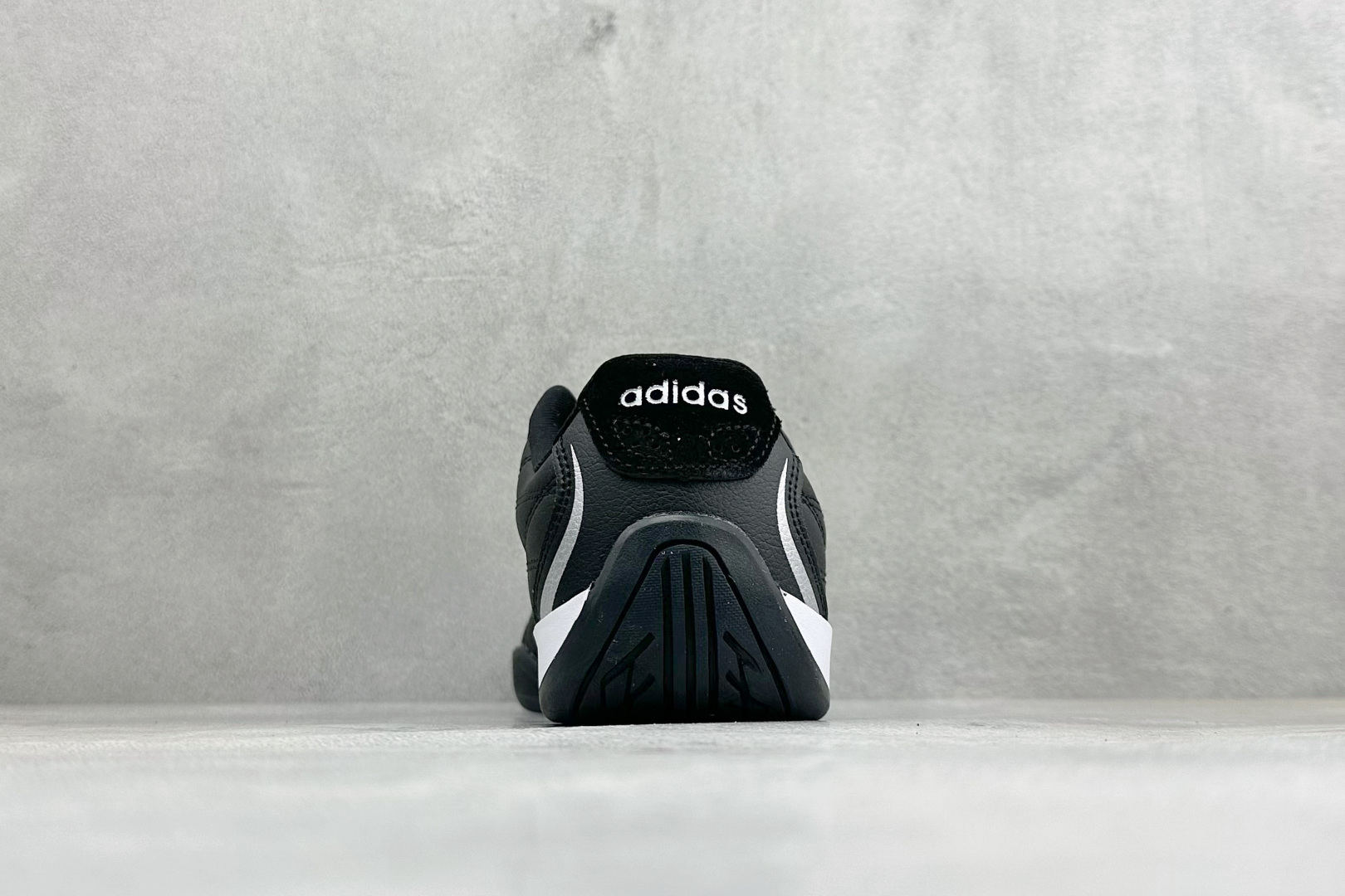 BF版Adidas Trainers 赛车跆拳道二代 阿迪经典复古慢跑鞋 鞋款采用舒爽尼龙鞋面、绒面革饰面和皮革细节等设