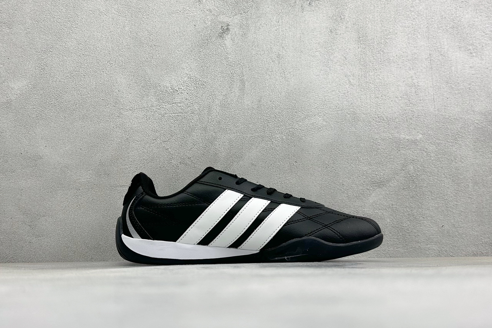 BF版Adidas Trainers 赛车跆拳道二代 阿迪经典复古慢跑鞋 鞋款采用舒爽尼龙鞋面、绒面革饰面和皮革细节等设