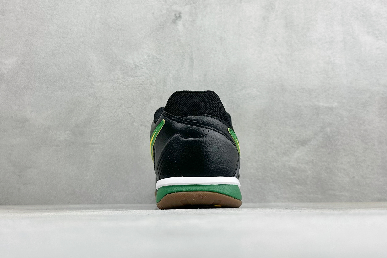 NIKE GATO 低帮生活休闲鞋 透气网布眼融入皮革,织和物合成材质覆面,营造21世初纪的畅跑美学概念。泡棉中底盈轻缓 NIKE GATO 低帮生活休闲鞋 透气网布眼融入皮革,织和物合成材质覆面,营造21世初纪的畅跑美学概念。泡棉中底盈轻缓