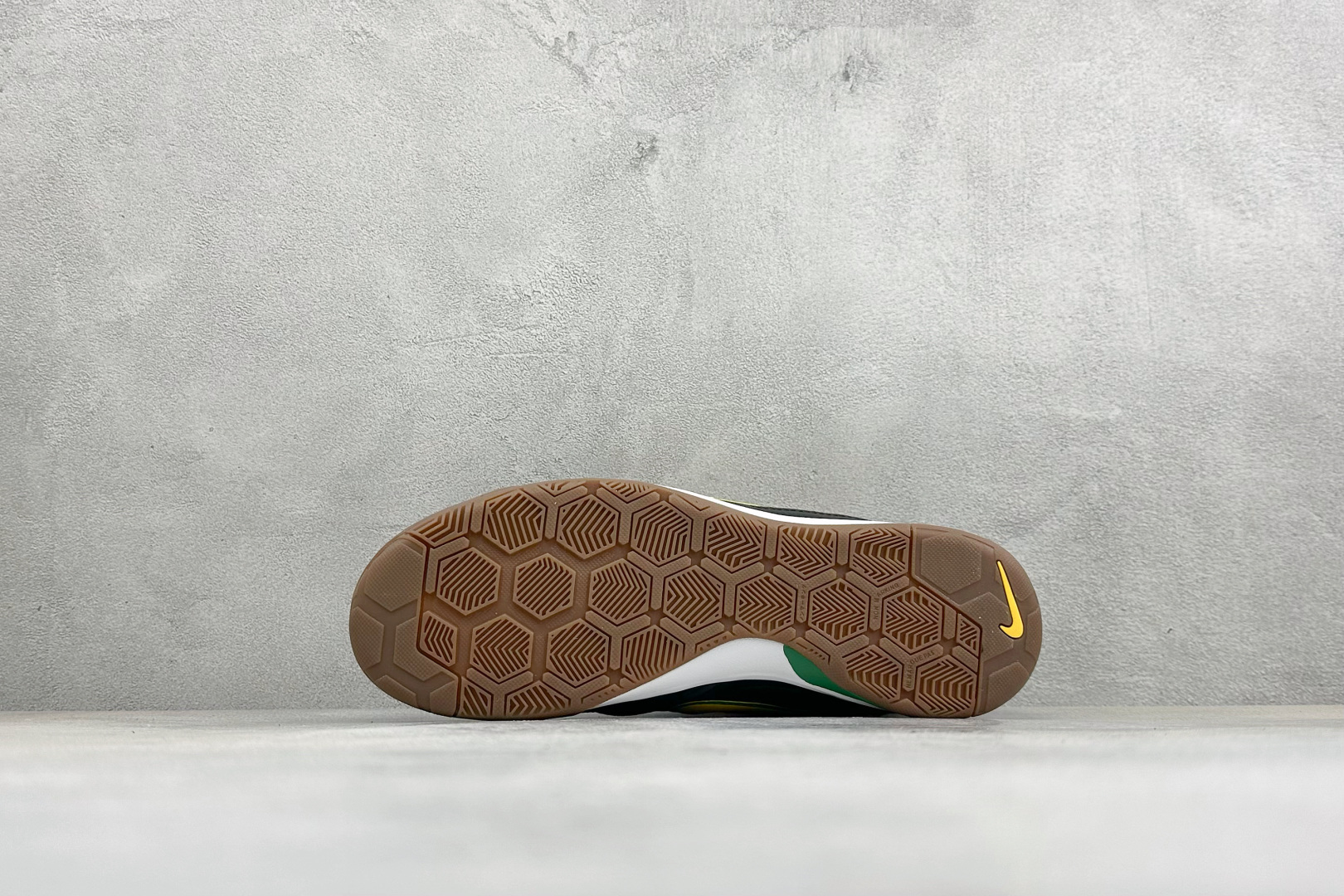 NIKE GATO 低帮生活休闲鞋 透气网布眼融入皮革,织和物合成材质覆面,营造21世初纪的畅跑美学概念。泡棉中底盈轻缓 NIKE GATO 低帮生活休闲鞋 透气网布眼融入皮革,织和物合成材质覆面,营造21世初纪的畅跑美学概念。泡棉中底盈轻缓