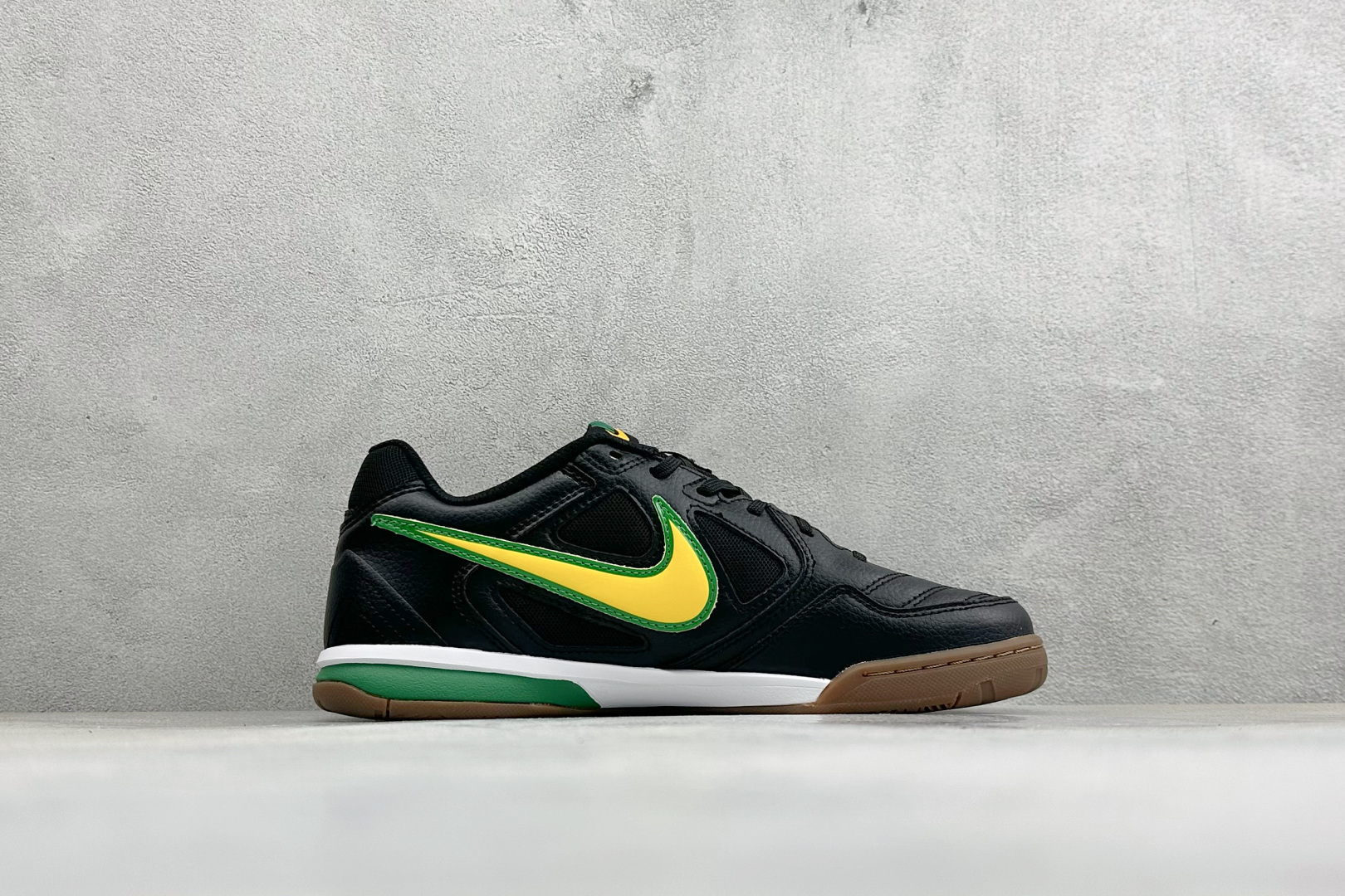 NIKE GATO 低帮生活休闲鞋 透气网布眼融入皮革,织和物合成材质覆面,营造21世初纪的畅跑美学概念。泡棉中底盈轻缓 NIKE GATO 低帮生活休闲鞋 透气网布眼融入皮革,织和物合成材质覆面,营造21世初纪的畅跑美学概念。泡棉中底盈轻缓