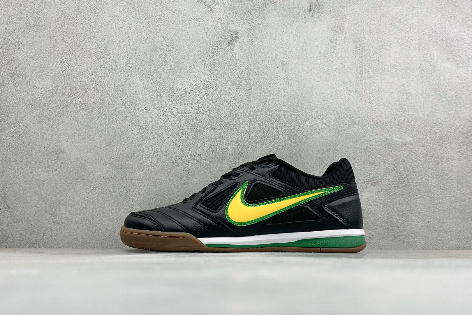 NIKE GATO 低帮生活休闲鞋 透气网布眼融入皮革，织和物合成材质覆面，营造21世初纪的畅跑美学概念。泡棉中底盈轻缓