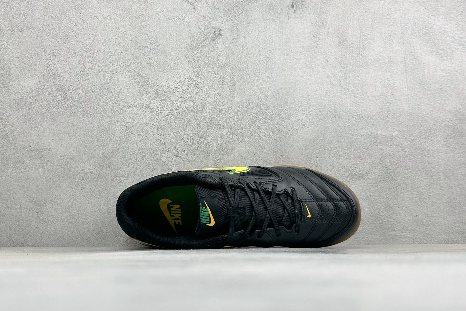 NIKE GATO 低帮生活休闲鞋 透气网布眼融入皮革,织和物合成材质覆面,营造21世初纪的畅跑美学概念。泡棉中底盈轻缓 NIKE GATO 低帮生活休闲鞋 透气网布眼融入皮革,织和物合成材质覆面,营造21世初纪的畅跑美学概念。泡棉中底盈轻缓