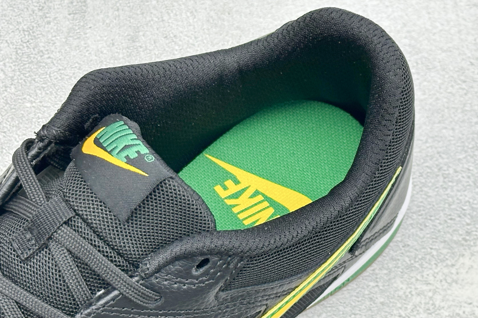 NIKE GATO 低帮生活休闲鞋 透气网布眼融入皮革,织和物合成材质覆面,营造21世初纪的畅跑美学概念。泡棉中底盈轻缓 NIKE GATO 低帮生活休闲鞋 透气网布眼融入皮革,织和物合成材质覆面,营造21世初纪的畅跑美学概念。泡棉中底盈轻缓