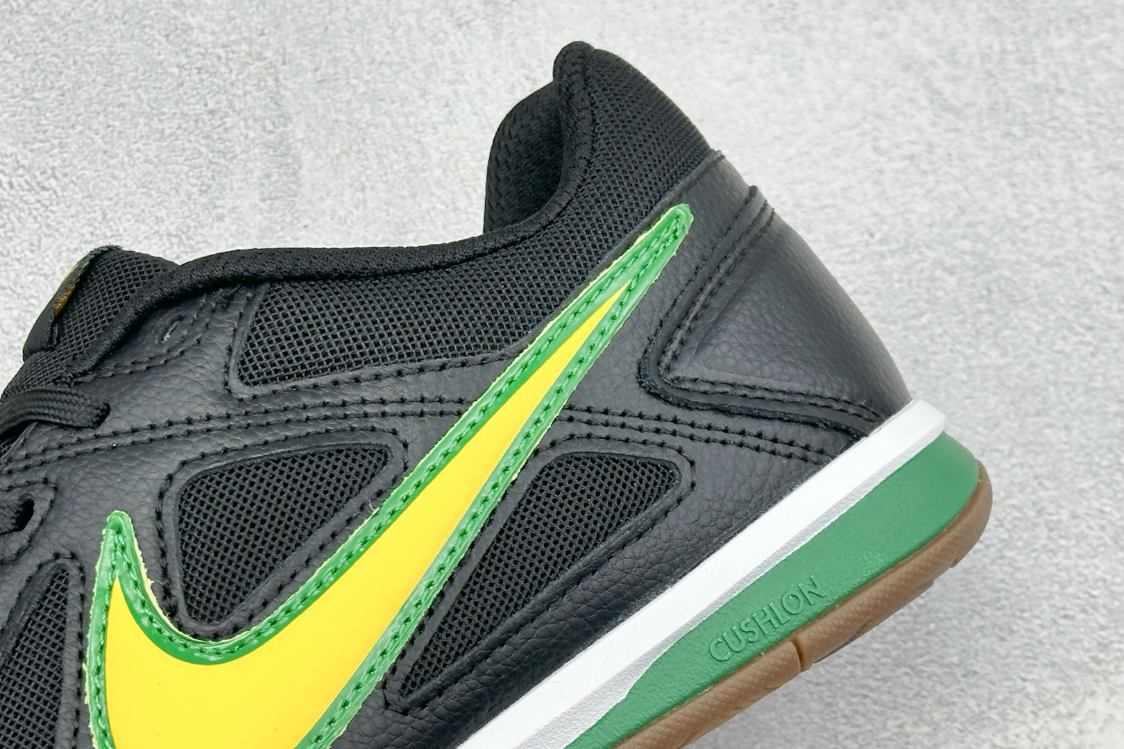 NIKE GATO 低帮生活休闲鞋 透气网布眼融入皮革,织和物合成材质覆面,营造21世初纪的畅跑美学概念。泡棉中底盈轻缓 NIKE GATO 低帮生活休闲鞋 透气网布眼融入皮革,织和物合成材质覆面,营造21世初纪的畅跑美学概念。泡棉中底盈轻缓