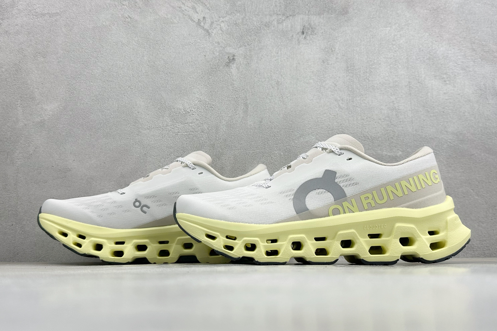 RS版On昂跑 Cloudmonster 3 Hyper 时尚潮流 舒适透气 防震回弹训练跑鞋 该款鞋采用轻盈双层网眼编