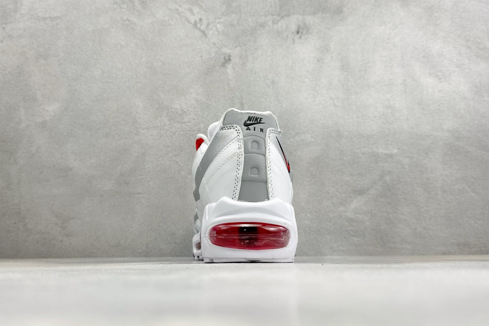 GS版NIKE AIR MAX 95 TT 气垫复古百搭休闲运动跑鞋 这双鞋采用前脚掌开窗式气垫 这种设计在当时是前所未