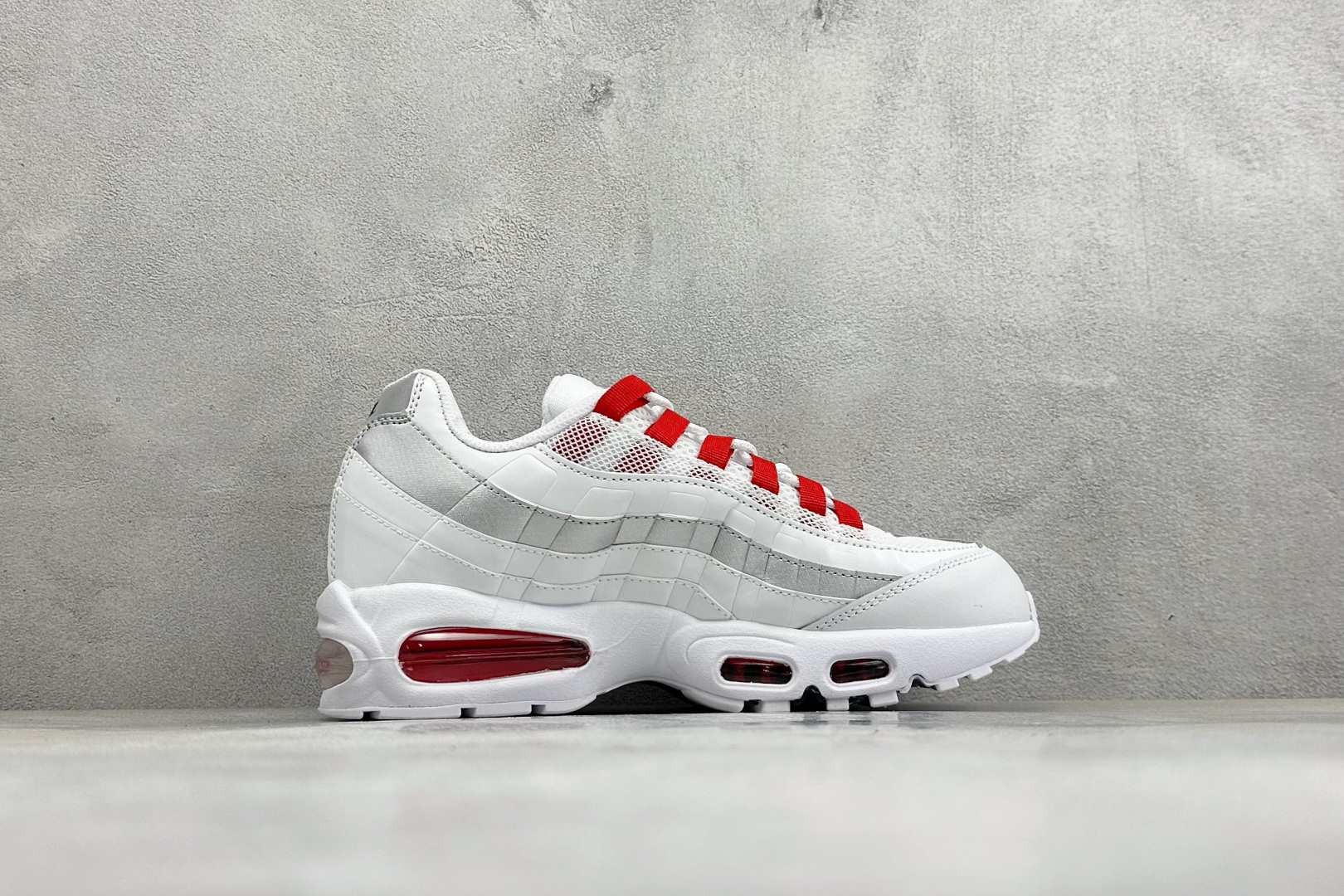 GS版NIKE AIR MAX 95 TT 气垫复古百搭休闲运动跑鞋 这双鞋采用前脚掌开窗式气垫 这种设计在当时是前所未
