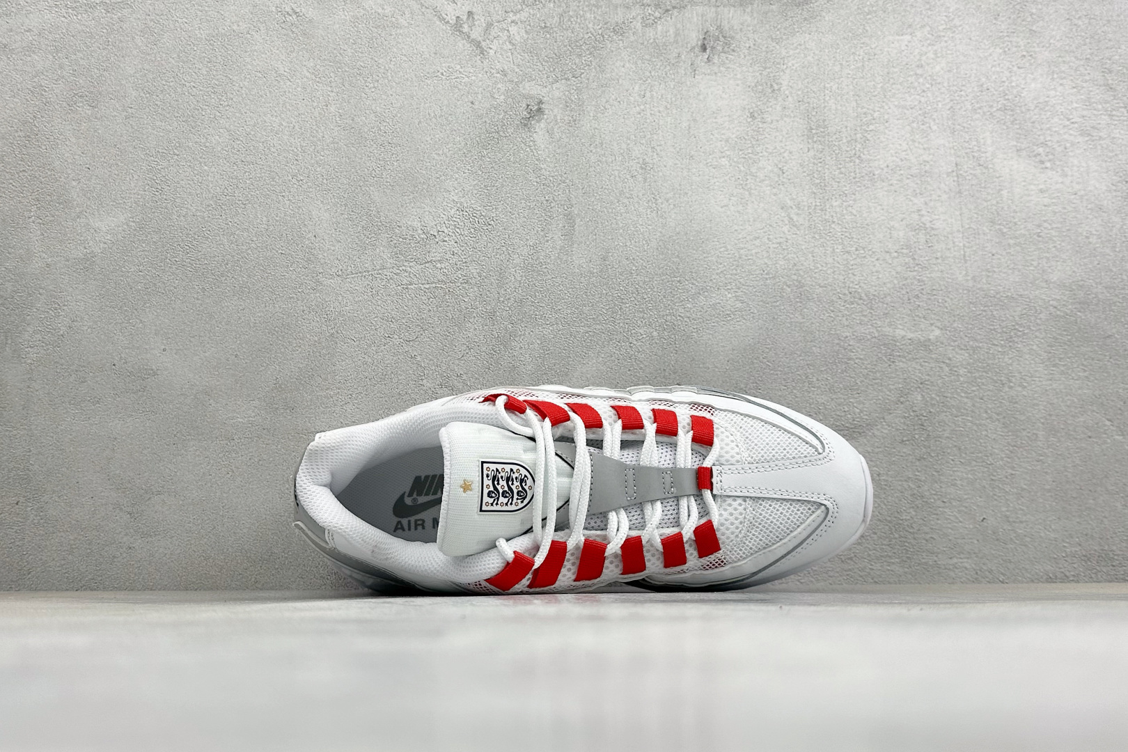 GS版NIKE AIR MAX 95 TT 气垫复古百搭休闲运动跑鞋 这双鞋采用前脚掌开窗式气垫 这种设计在当时是前所未