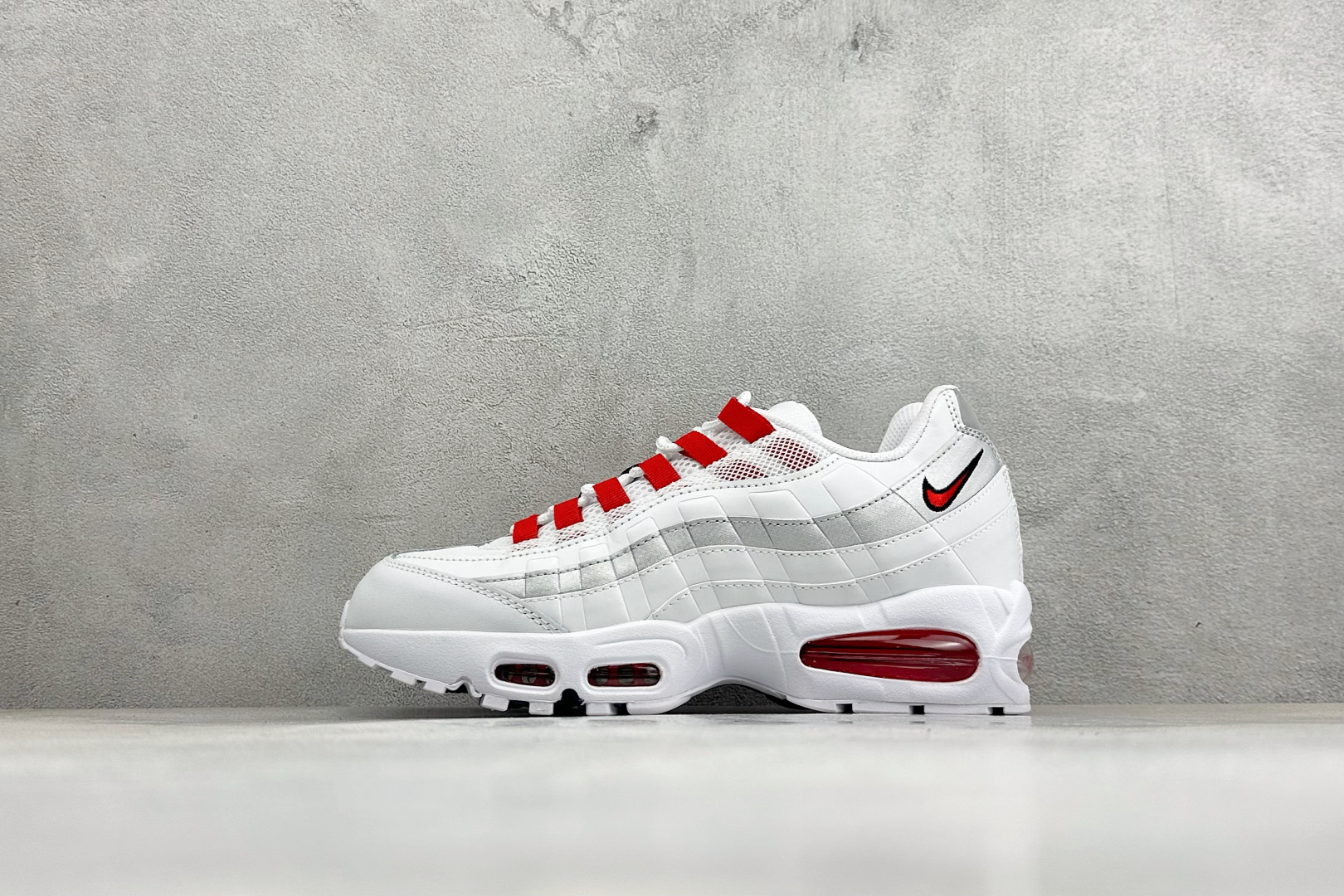GS版NIKE AIR MAX 95 TT 气垫复古百搭休闲运动跑鞋 这双鞋采用前脚掌开窗式气垫 这种设计在当时是前所未
