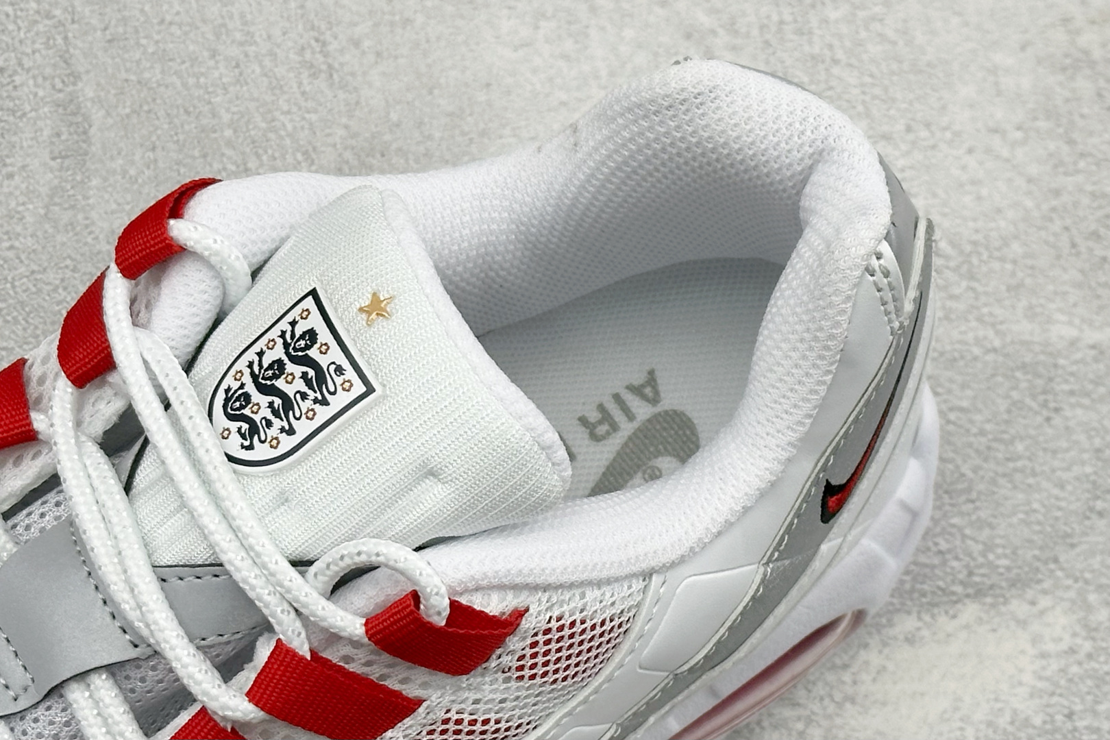 GS版NIKE AIR MAX 95 TT 气垫复古百搭休闲运动跑鞋 这双鞋采用前脚掌开窗式气垫 这种设计在当时是前所未